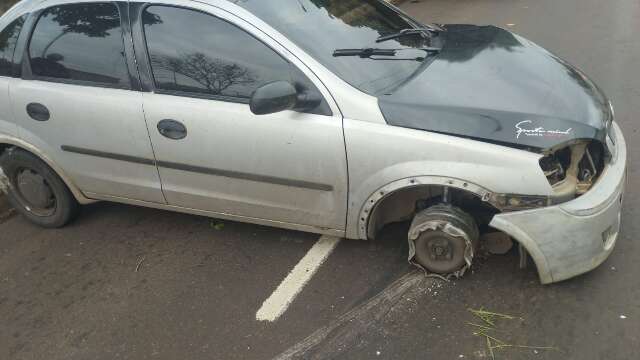 Sem roda, carro bate em poste e &eacute; abandonado na Ernesto Geisel