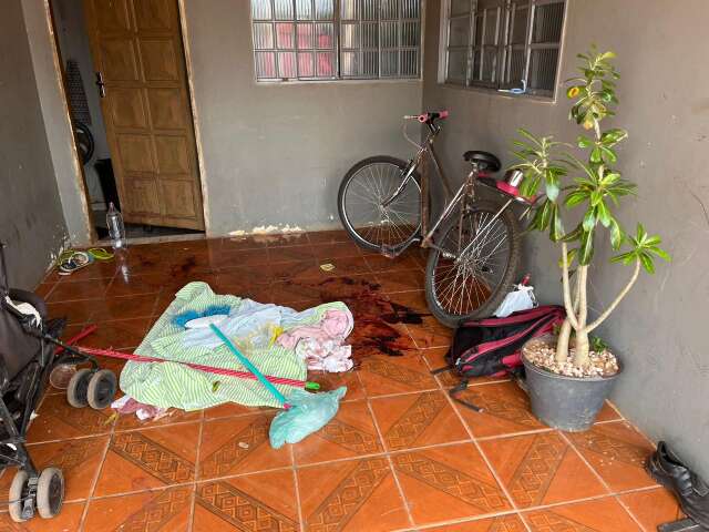 "Por que ele teve que discutir comigo?": mulher fugiu após esfaquear marido