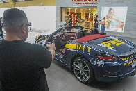 Porsche avaliado em meio milhão é chamariz de campanha para arrecadar fraldas