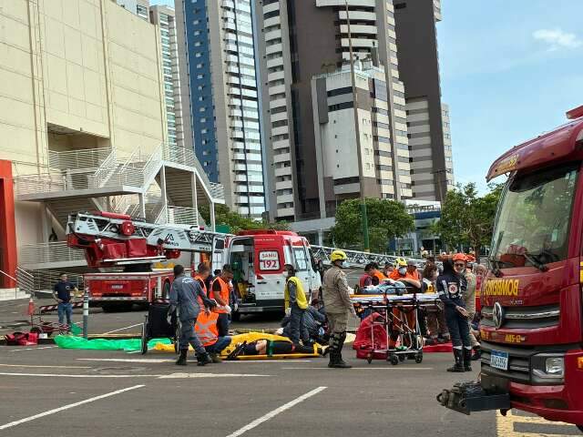 Com 7 feridos e 3 mortos, "incêndio" em cinema prepara para situação crítica