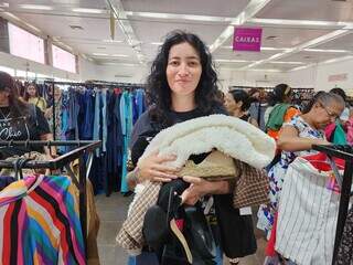 Bazar com peças de grife atrai multidão e vira campo de batalha fashion Bazar com peças de grife atrai multidão e vira campo de batalha fashion