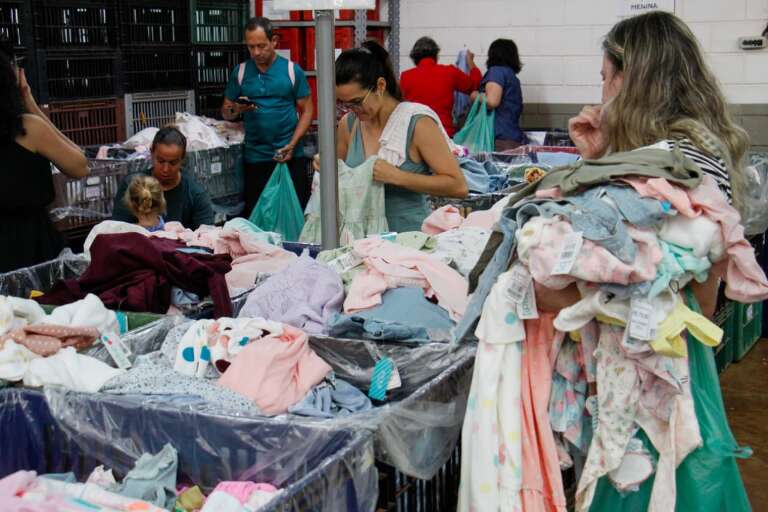 Bazar era para funcionários, mas mães é que fizeram a festa 