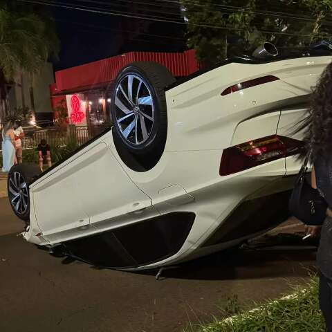 Condutor capota Jetta ap&oacute;s colis&atilde;o que atingiu outros tr&ecirc;s carros