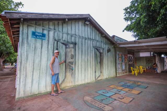 Pintura na parede conta hist&oacute;rias de bar que resiste h&aacute; 40 anos