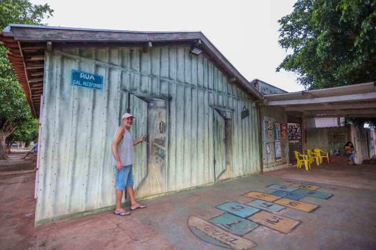 Pintura na parede conta histórias de bar que resiste há 40 anos