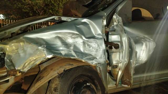 Carro fica destru&iacute;do ao bater em poste, o segundo caso do dia