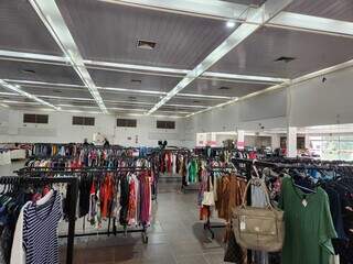 Bazar com peças de grife atrai multidão e vira campo de batalha fashion Bazar com peças de grife atrai multidão e vira campo de batalha fashion