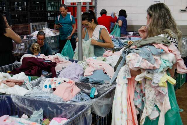 Bazar era para funcion&aacute;rios, mas m&atilde;es &eacute; que fizeram a festa 