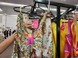 Bazar com peças de grife atrai multidão e vira campo de batalha fashion Bazar com peças de grife atrai multidão e vira campo de batalha fashion