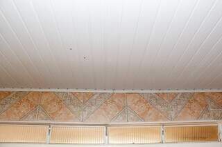 Tiroteio atinge casas, carro e espalha pânico na Vila Santa Luzia