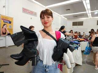 Bazar com peças de grife atrai multidão e vira campo de batalha fashion Bazar com peças de grife atrai multidão e vira campo de batalha fashion