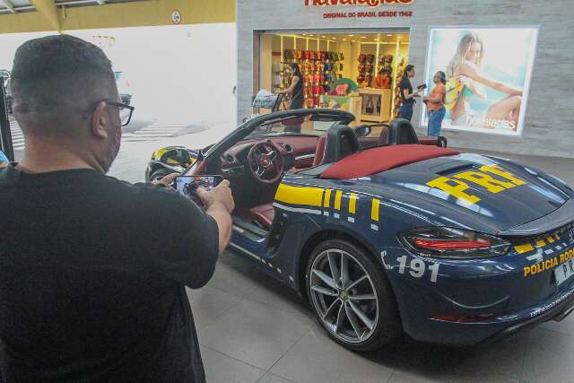 Porsche avaliado em meio milh&atilde;o &eacute; chamariz de campanha para arrecadar fraldas