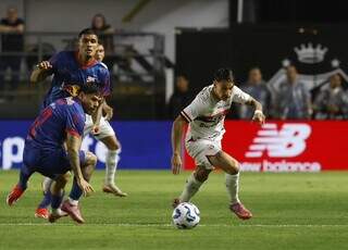 Bragantino vence São Paulo na Vila Belmiro e se afasta da zona de risco Bragantino vence São Paulo na Vila Belmiro e se afasta da zona de risco