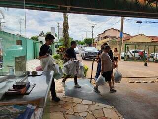 Bazar com peças de grife atrai multidão e vira campo de batalha fashion Bazar com peças de grife atrai multidão e vira campo de batalha fashion