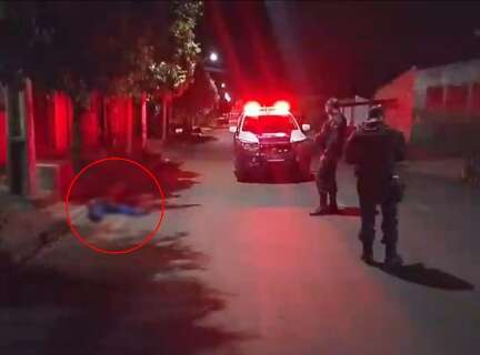 Vizinho mata homem a facadas no rosto e confessa o crime