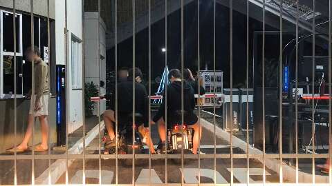 Adolescentes andam de moto e com cerveja dentro do condom&iacute;nio Damha 1