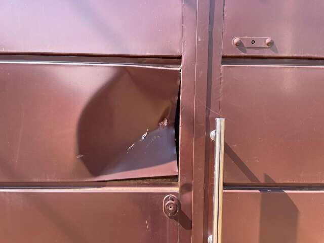 Discuss&atilde;o por poda de &aacute;rvore termina em ataque a machadadas em Campo Grande