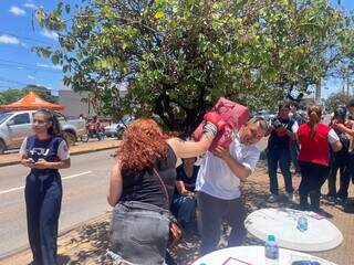 Antes da prova do Enem, candidato &eacute; convidado a &quot;socar&quot; a ansiedade e relaxar