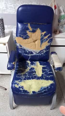 &ldquo;Aqui idoso n&atilde;o tem direito&rdquo;, diz parente sobre cadeiras rasgadas em hospital