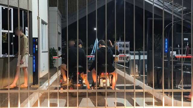 Adolescentes andam de moto e com cerveja dentro do condom&iacute;nio Damha 1