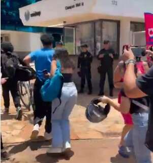 Atrasados encontram port&otilde;es fechados e ficam de fora no primeiro dia do Enem