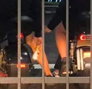 Adolescentes andam de moto e com cerveja dentro do condom&iacute;nio Damha 1