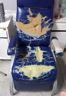 “Aqui idoso não tem direito”, diz parente sobre cadeiras rasgadas em hospital “Aqui idoso não tem direito”, diz parente sobre cadeiras rasgadas em hospital