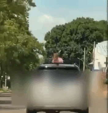 Crian&ccedil;a &eacute; flagrada em p&eacute; no teto solar de carro em avenida de Campo Grande