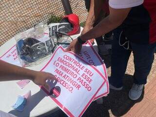 Antes da prova do Enem, candidato &eacute; convidado a &quot;socar&quot; a ansiedade e relaxar