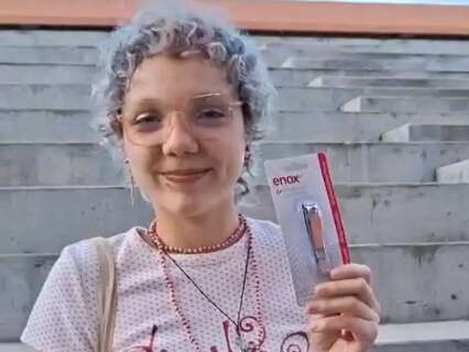 Em concurso c&ocirc;mico, melhor l&eacute;sbica ganhou cortador como pr&ecirc;mio