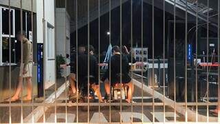 Adolescentes andam de moto e com cerveja dentro do condom&iacute;nio Damha 1