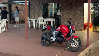 Dupla em moto preta atira contra barbearia e fere dois na fronteira