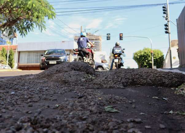 Montes de concreto no asfalto criam “armadilhas” para motoristas na Capital