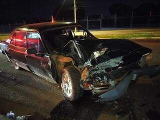 Sequ&ecirc;ncia de colis&otilde;es com 4 carros termina em capotagem e motorista preso