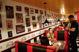 Inspirada no rock, hamburgeria serve lanche Heavy Metal e Ramones