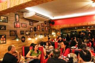 Inspirada no rock, hamburgeria serve lanche Heavy Metal e Ramones