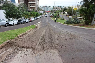 Montes de concreto no asfalto criam &ldquo;armadilhas&rdquo; para motoristas na Capital
