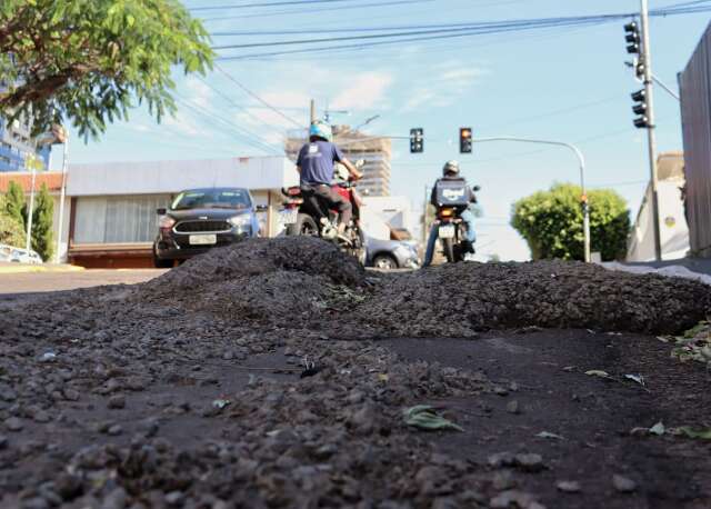 Montes de concreto no asfalto criam &ldquo;armadilhas&rdquo; para motoristas na Capital