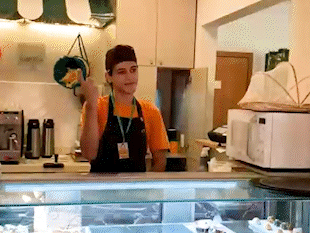 Padaria ensina Libras a funcion&aacute;rios para atender bem clientes surdos