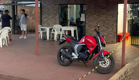 Dupla em moto preta atira contra barbearia e fere dois na fronteira
