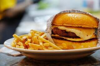 Inspirada no rock, hamburgeria serve lanche Heavy Metal e Ramones