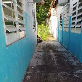 Pai denuncia mato alto e abandono em escola municipal no Oct&aacute;vio P&eacute;cora