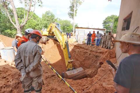 Homem &eacute; soterrado a cinco metros de profundidade durante constru&ccedil;&atilde;o de fossa