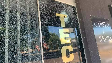 Atiradores disparam contra vidra&ccedil;a de barbearia na Vila Margarida