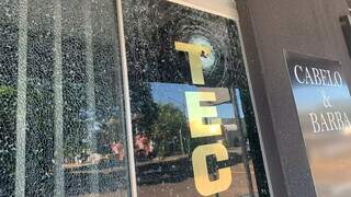 Atiradores disparam contra vidra&ccedil;a de barbearia na Vila Margarida