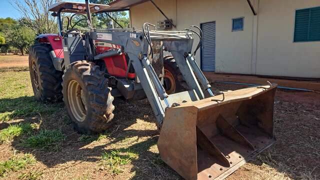 Gerente pede ajuda para encontrar tratores furtados em barracão de fazenda