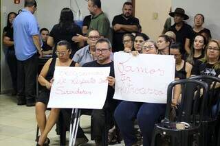 Servidores lotam C&acirc;mara em protesto contra suspens&atilde;o de plano de carreira 