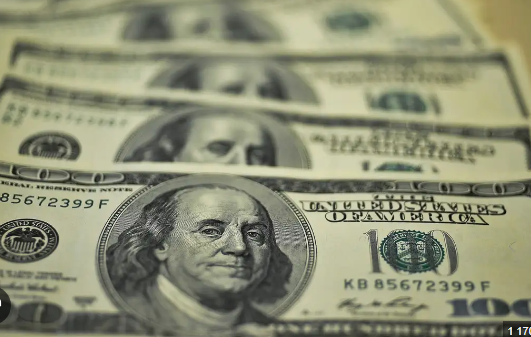 D&oacute;lar cai para R$ 5,27, menor valor em quase um ano e meio