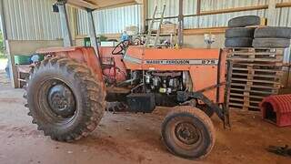 Gerente pede ajuda para encontrar tratores furtados em barrac&atilde;o de fazenda