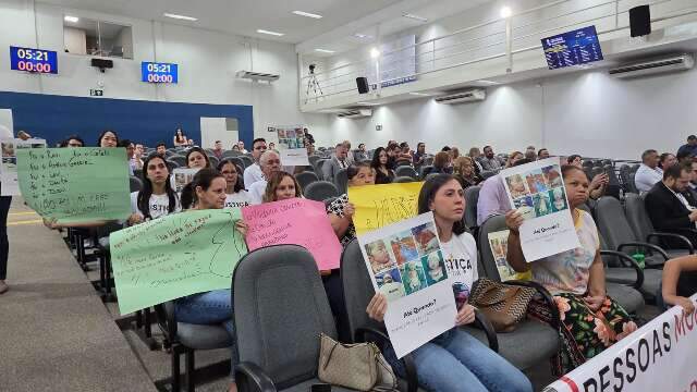 Manifestantes cobram melhorias na sa&uacute;de ap&oacute;s casos de viol&ecirc;ncia obst&eacute;trica